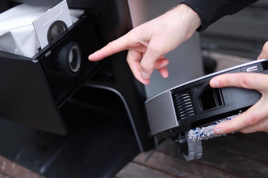 Das Fach mit dem Staubbeutel der Ecovacs Deebot X1 Station ist in der Nahaufnahme zu sehen